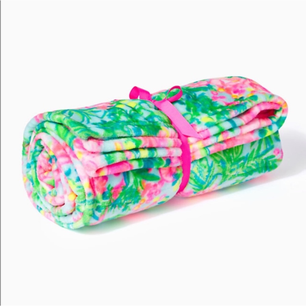NWOT Lilly Pulitzer Paradise Fleece Blanket Seasalt Blue Fruity Flamingo